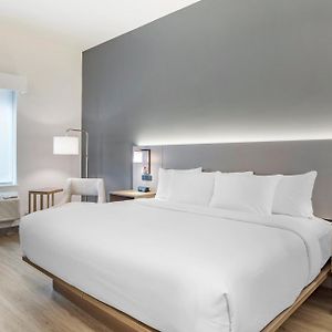 Zimmer mit Kingsize-Bett im oberen Stock